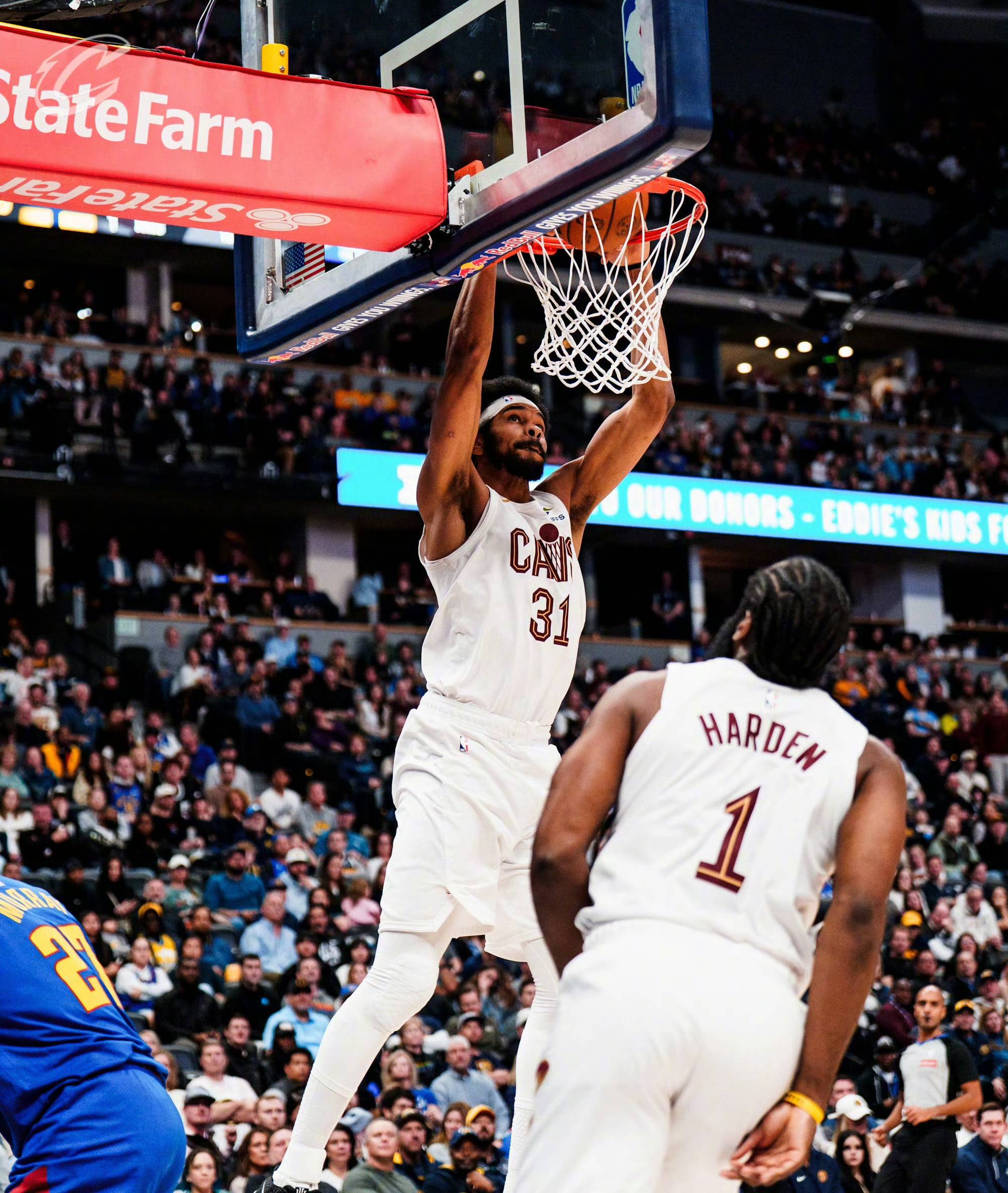 九游娱乐-关于哈登回归赛场，惊险取胜首场状态亮眼，掘金观众沸腾！的信息